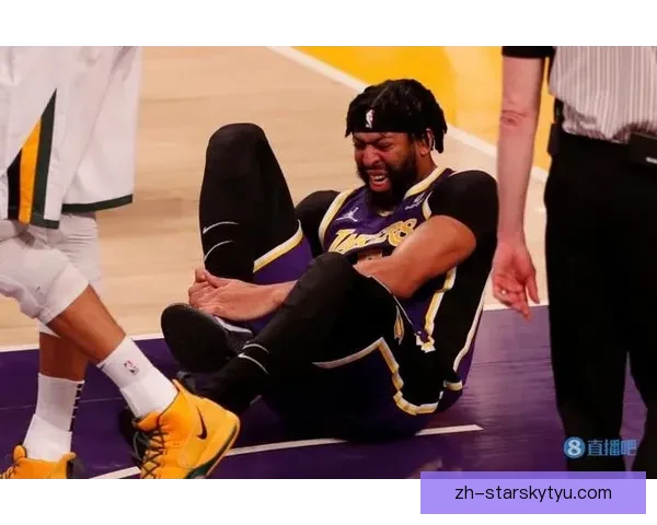 戴维斯脚踝受伤独自走回更衣室